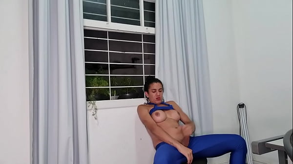 Transex pelada na webcam se masturbando até gozar